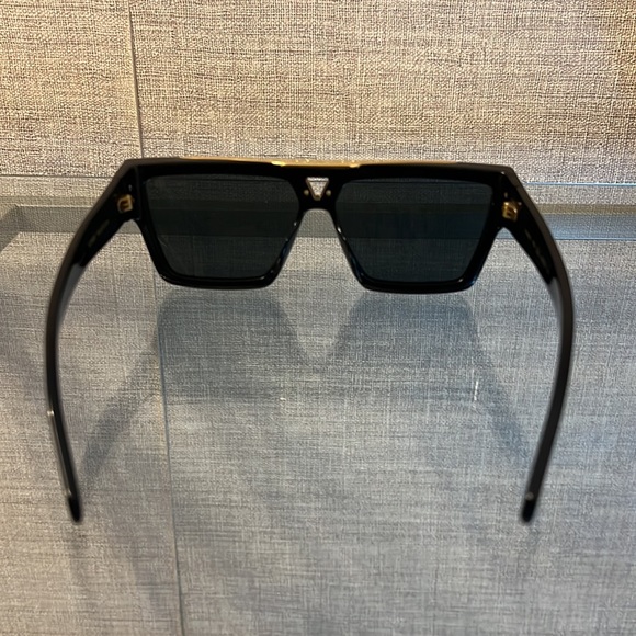 Great condition. No Visible scratches or marks. Barely worn. Hard to find. - Picture 7 of 11